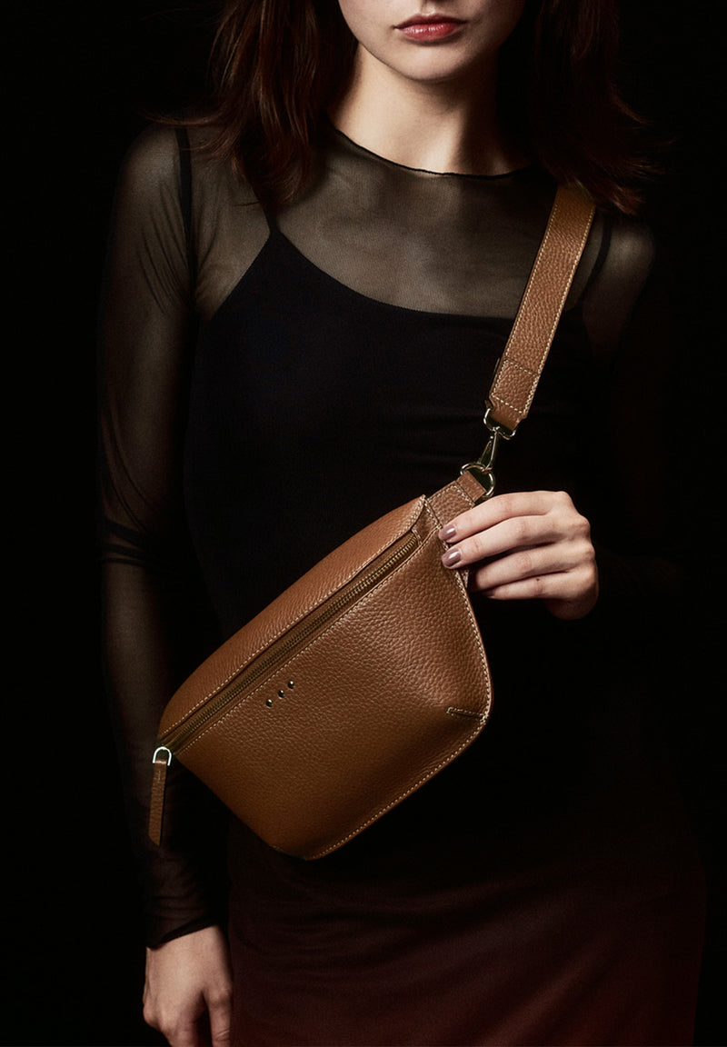 GAYA - Sac banane en cuir grainé