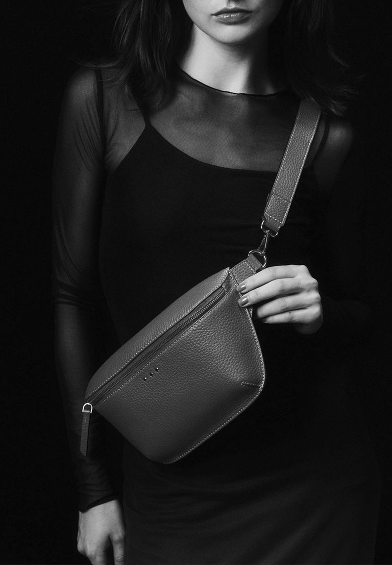 GAYA - Sac banane en cuir grainé