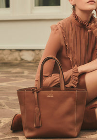 Petit cabas PARISIEN en cuir grainé brandy photo portée 1