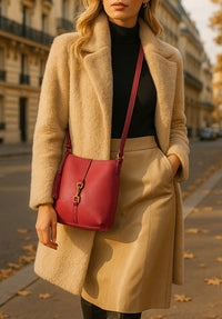 CELIA - Sac besace en cuir grainé avec mousqueton
