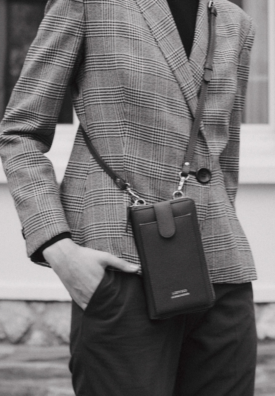 LIZ- Grained leather phone pouch