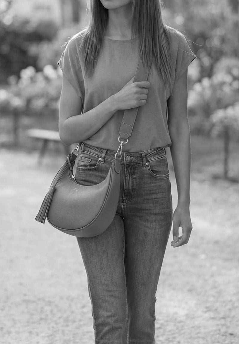 ALBANE - Sac demi lune en cuir grainé orange