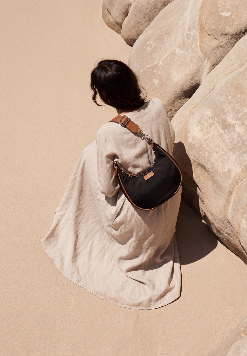 ALBANE - Sac demi lune en nylon couleur noire