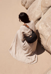 ALBANE - Sac demi lune en nylon couleur noire
