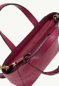 BABY CABAS - Petit crossover en cuir grainé couleur fushia