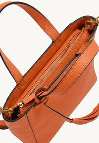 BABY CABAS - Petit crossover en cuir grainé couleur orange